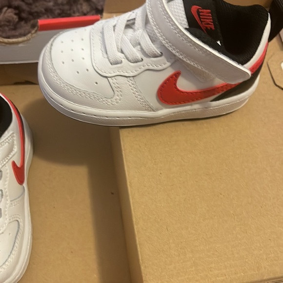 Toddler Nikes! Great condition! Only worn 1x - Picture 3 of 5